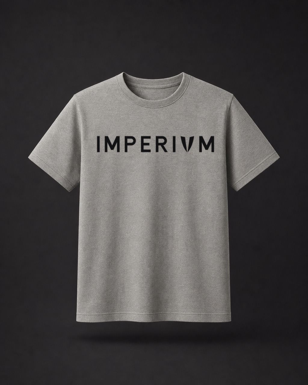Camiseta gris con el logotipo IMPERIVM grande en negro, de lado a lado del pecho.