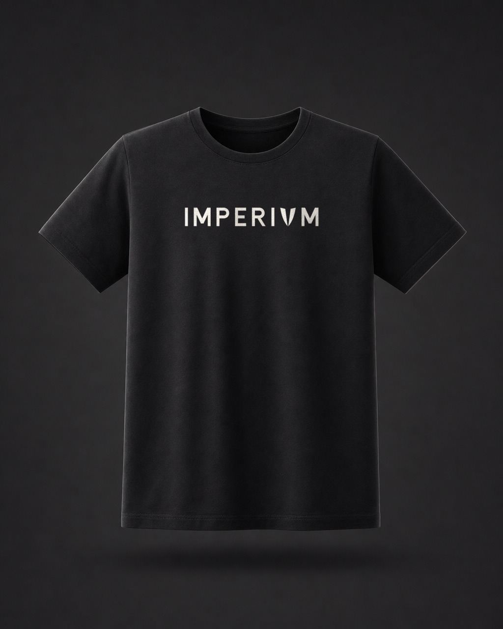 Camiseta negra con el logotipo IMPERIVM en blanco roto en el pecho.
